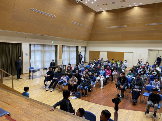 マジックの時は子どもたちもステージ前に来て盛り上がります