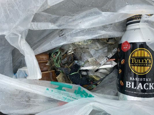 缶などは、街から流れて来たのか?