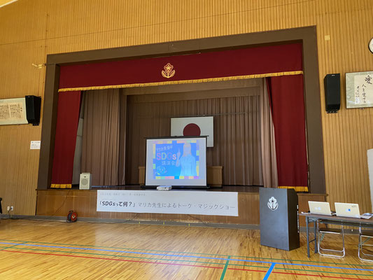 小学校の体育館で講演会開催