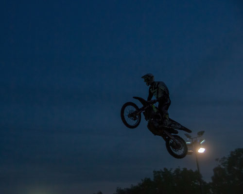 Moto Cross bei Flutlicht