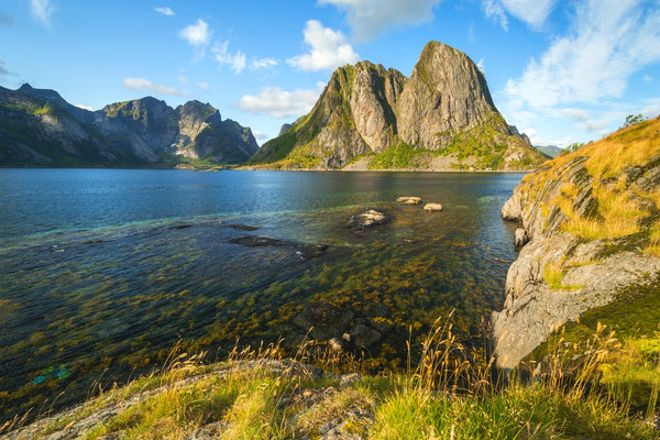 Hamnøy in goldenem Licht.