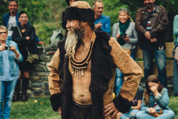 veste et chapka en liège et fourrure recyclée Capucine panfiloff. Pantalon  en velours capucine Panfiloff