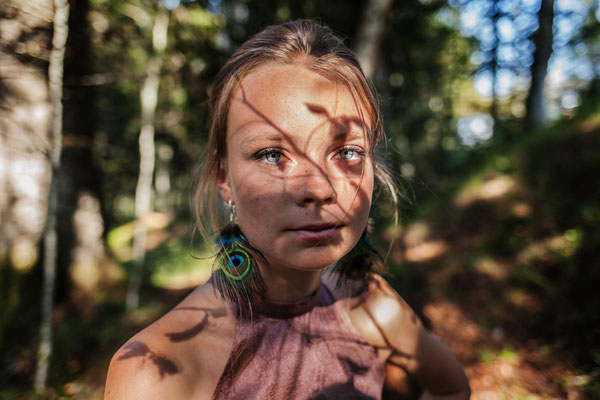 Robe en soie sauvage et plumes de paon Capucine Panfiloff. Boucles d'oreilles en plumes de paon et argent 925 Nadège Barthe