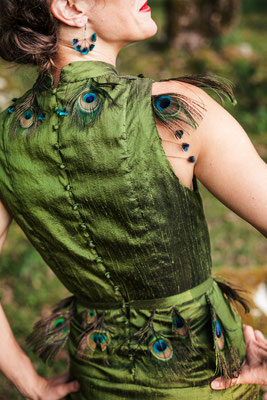 Robe en soie sauvage et plumes de paon Capucine Panfiloff. Boucles d'oreilles en plumes de paon et argent 925 Nadège Barthe