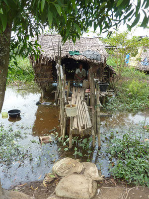 HUTTES AU MILIEU D'UN MARIGOT AVEC UNE EAU HAUTEMENT CONTAMINÉE.