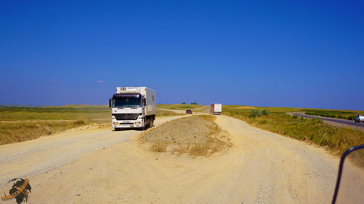 Viele Abschnitte der Straße nach Semei sind von Sand und Schotter unterbrochen und machen die Fahrt sehr anstrengend.