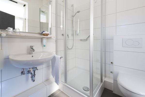 Badezimmer mit Dusche, Fön und allem Komfort im atlantic Hotel garni Wangerooge