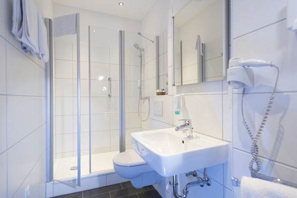 Badezimmer mit Dusche, Fön und allem Komfort im atlantic Hotel garni Wangerooge