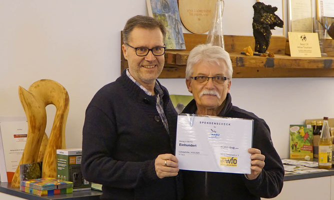 Thorsten Kram überreicht den Scheck (Verkaufserlös Weihnachtsmarkt)