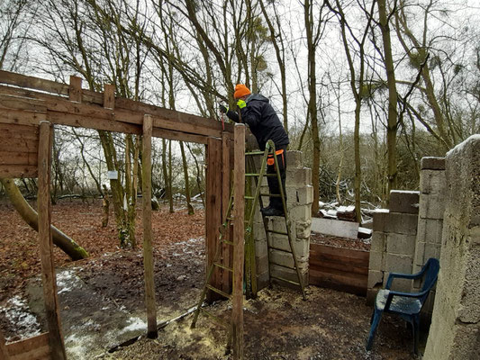 Reste der Halterungen werden enfernt