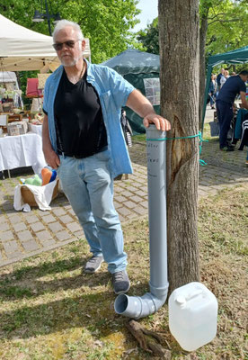Uwe präsentiert die Wildtiertränke