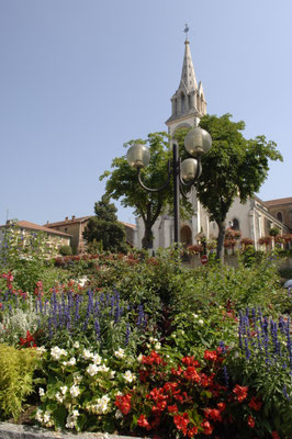 L'église et son parterre de fleurs