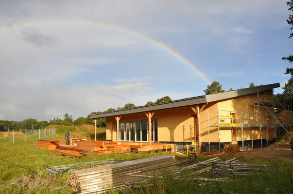 Batiment basse consomation - Silfiac. Avec la sté Tierrhabitat. Fabrication terrasse, contrôle de l'hygrométrie de l'isolation en paille, bardage.