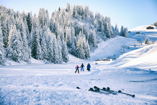 Kurzer Fussweg ab PP zum Einstieg ins Skigebiet Grüsch-Danusa.