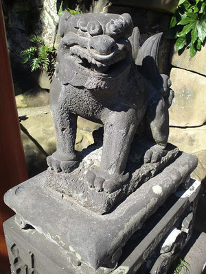 鵜戸稲荷神社の狛犬（阿形）の写真