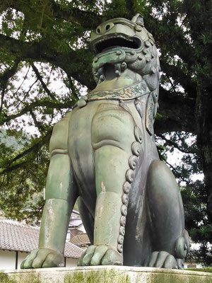 陶山神社の青銅製狛犬阿形の写真