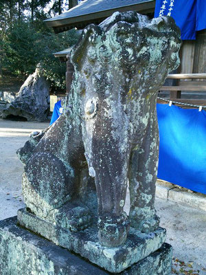 與止日女神社拝殿前の狛犬吽形の写真