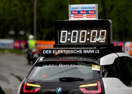 Die Uhr am Führungsfahrzeug zeigt nun 0:00:00. Besser gar nichts als falsch.