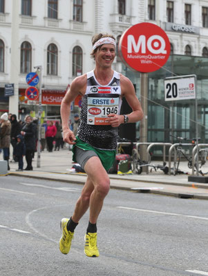 Ab nun ganz alleine, die Halbmarathon-Läufer sind weg, die 20km-Tafel hinter dem Bogen versteckt.