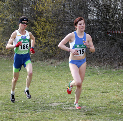 Österreichische Crosslaufmeisterschaften 2008 in Innsbruck - Carina überholt Tochter Lisa-Maria