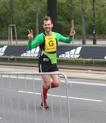 Mario Mostböck (team2012.at) begleitet einen blinden Läufer.