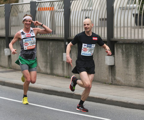 Martin Mistelbauer (Marathon) überholt seinen Trainingskollegen Jernej Zohar (Halbmarathon) auf der äußeren Mariahilferstraße.