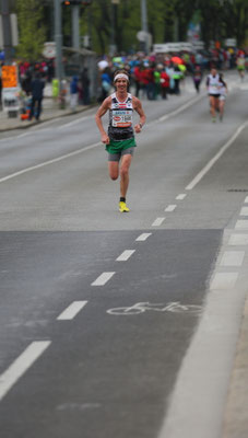 Schon recht bald läuft Martin Mistelbauer ein sehr einsames Rennen, von Windschatten keine Spur.