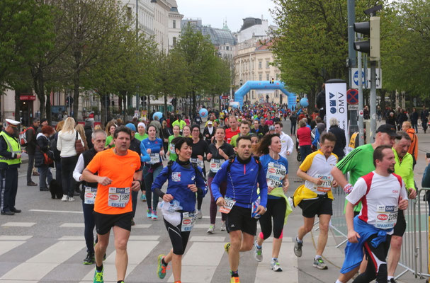 Noch immer viele Halbmarathonläufer knapp vor dem Ziel.