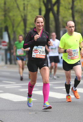 Katja Bruzek, betreut vom team2012.at, lächelt auch noch kurz vor dem Ziel.