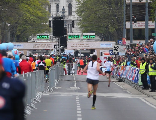 Beim Überlaufen der Ziellinie ist die (Netto-) Zeit 2:29:52! Das ergibt den 22. Platz insgesamt und die 3. beste Österreichische Leistung! Bravo!