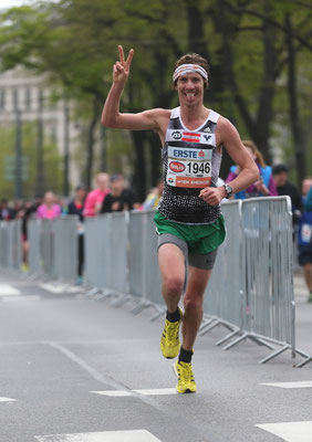 Jetzt sind es nur mehr 500m bis zum Ziel, eine Zeit unter 2:30 scheint greifbar.