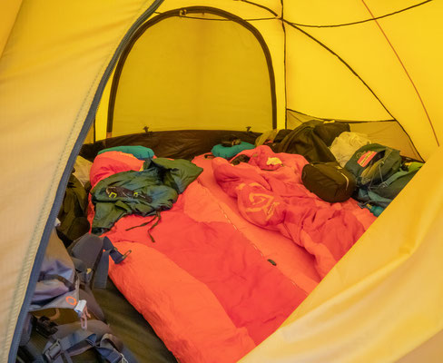 im Zelt Platz genug für Schlafsack und Rucksack