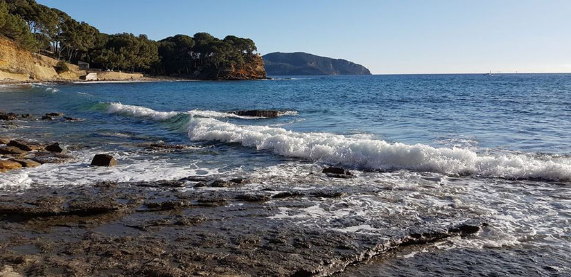 La plage du Liouquet avec ses galets et son petit nout de plage de sable