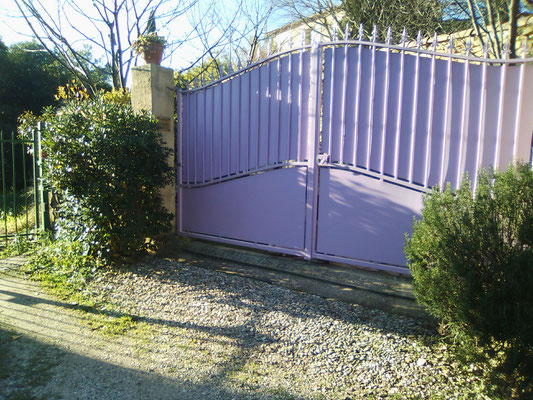 Grand portail d'entrée, fermé aux couleurs lilas 