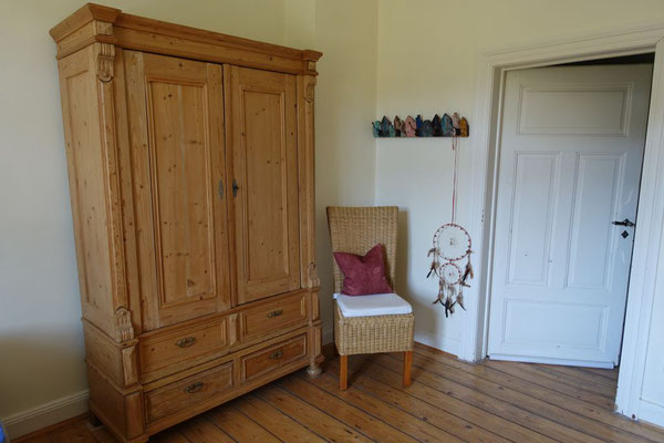 Gästezimmer, Blick auf Schrank und Tür