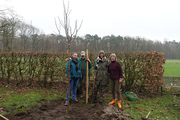 Corinna, Hans-Jürgen, Monika, Christa freuen sich über den gepflanzten Baum