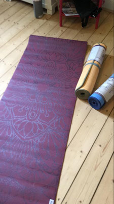 lila Yogamatte