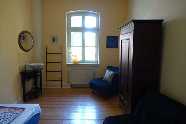 Gästezimmer, Blick auf Waschbecken, Fenster und Schrank
