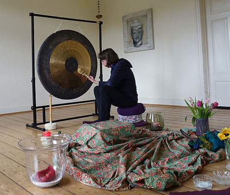 Sigrid schlägt den Gong an