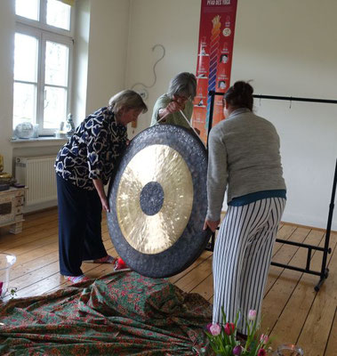 Elke, Christa und Michaela heben den Gong hoch 