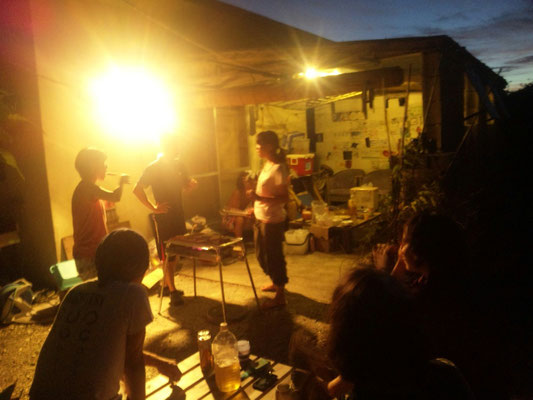 夕方から人が集まってきてBBQ。