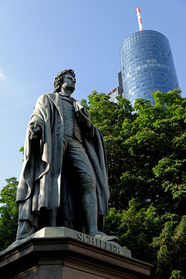 Schilllerdenkmal vor dem Maintower in Frankfurt