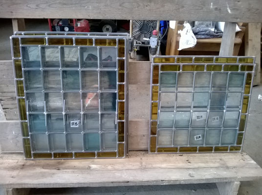 Panneaux de vitraux à trame carrée.