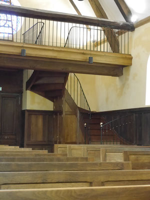 Tribune et escalier