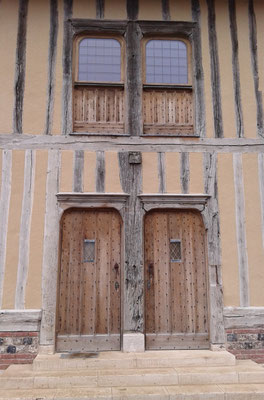 Portes d'entrée en rez-de-chaussée et portes fermières à l'étage