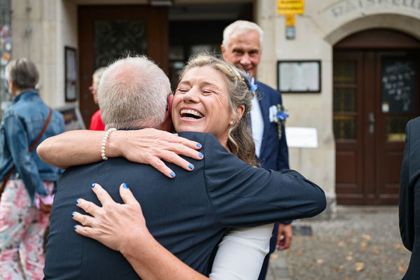 Emotionale Umarmung des Brautpaares nach der Trauung in Brandenburg