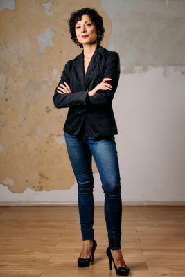 Businessportrait einer selbstständigen Frau im Studio in Berlin