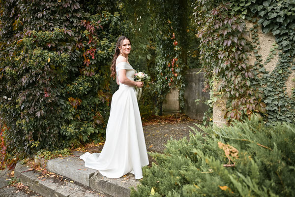 Braut im Schlosspark während eines Hochzeitsshootings.