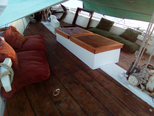 Un coffre table a été installe pour un salon confort