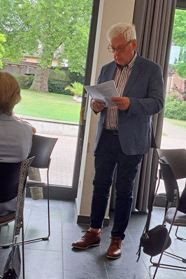 Ludger Besse liest eine plattdeutsche Geschiche vor